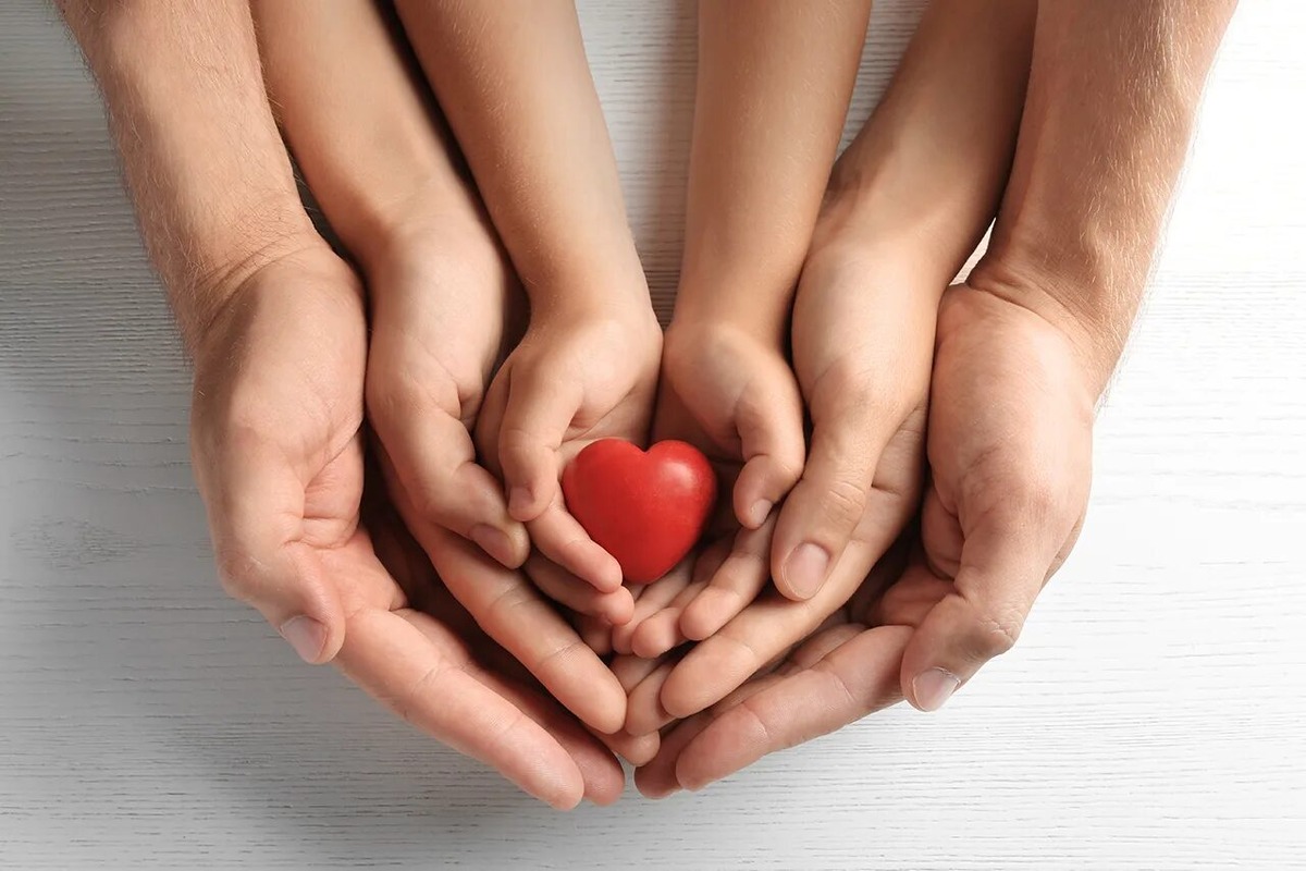 Устали и чувствуете, что воспитание стало сплошным долгом? Давайте на минуту забудем про развитие ребенка. И вспомним про связь, семейные узы, любовь и нежность. Самый главный, глубокий и исцеляющий биохакинг, который доступен нам каждый день. Бесплатно.