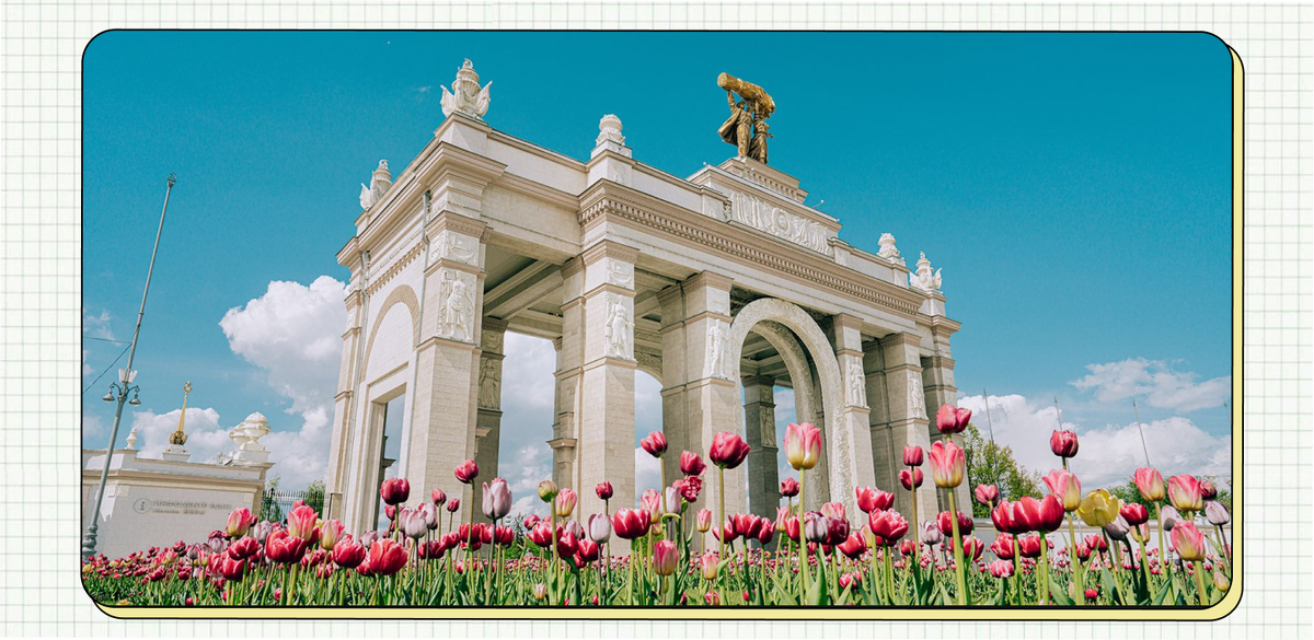Оригинальное фото Арки Главного входа ВДНХ с ковром из тюльпанов. Исходное изображение для теста нейросетей: сложная архитектура и множество мелких цветов на переднем плане.