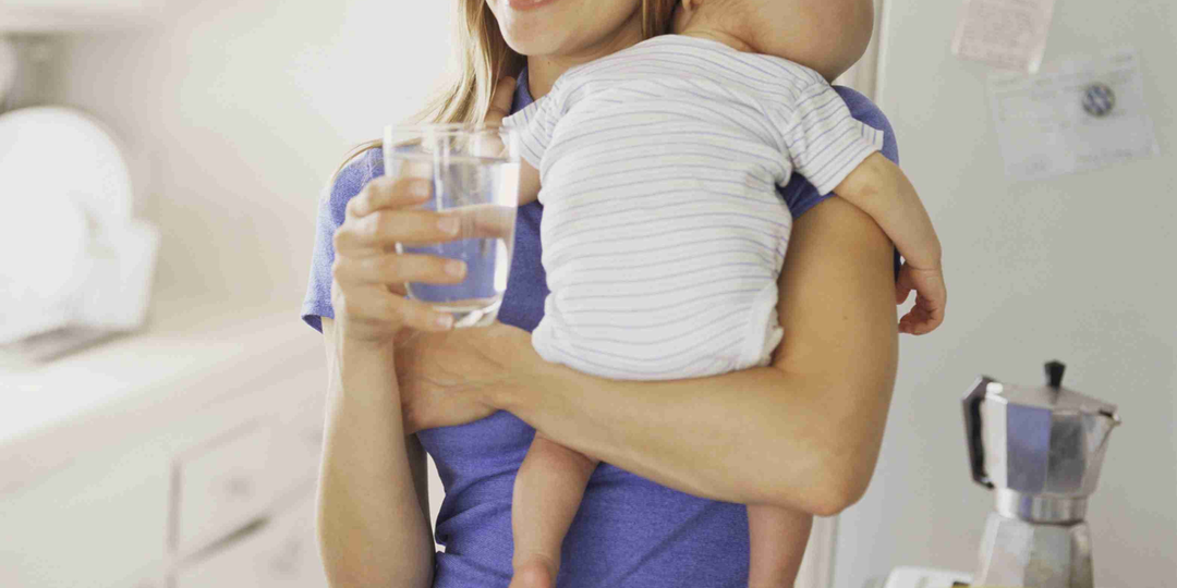 Что лучше пить кормящей маме - воду, сок или другие напитки?
