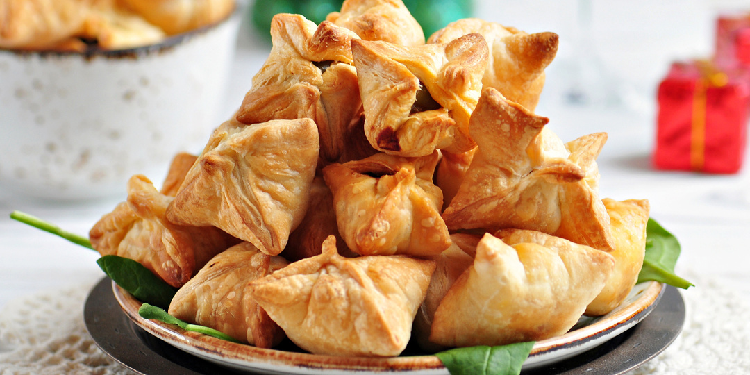 Выпекаем 15 минут и подаём: взрослым к вину и шампанскому, а детям с соусом на перекус