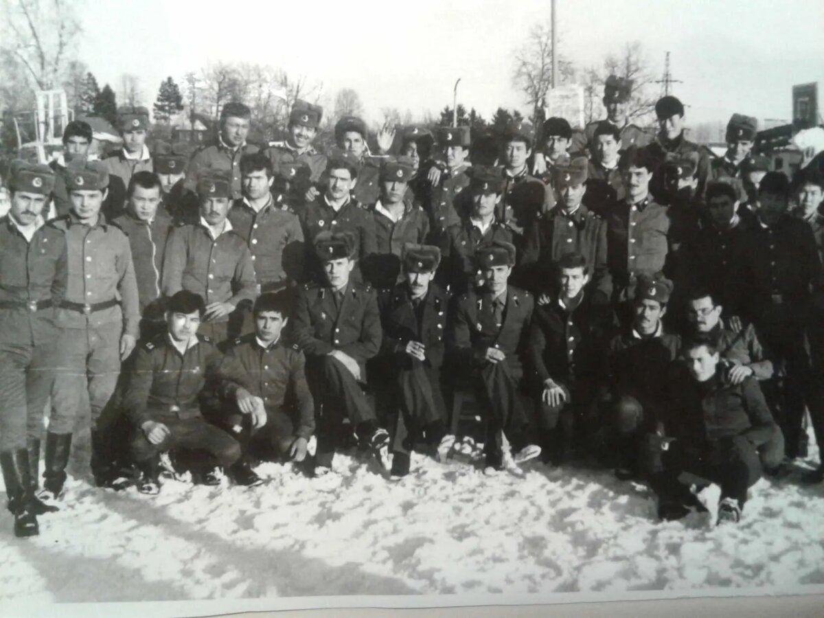 Наш взвод, в центре: начальник медсанчасти, прапорщик каратист Балгабай Уахипов и лейтенант Александр Рябов. Угадайте, где здесь я, Сеня Мага?
