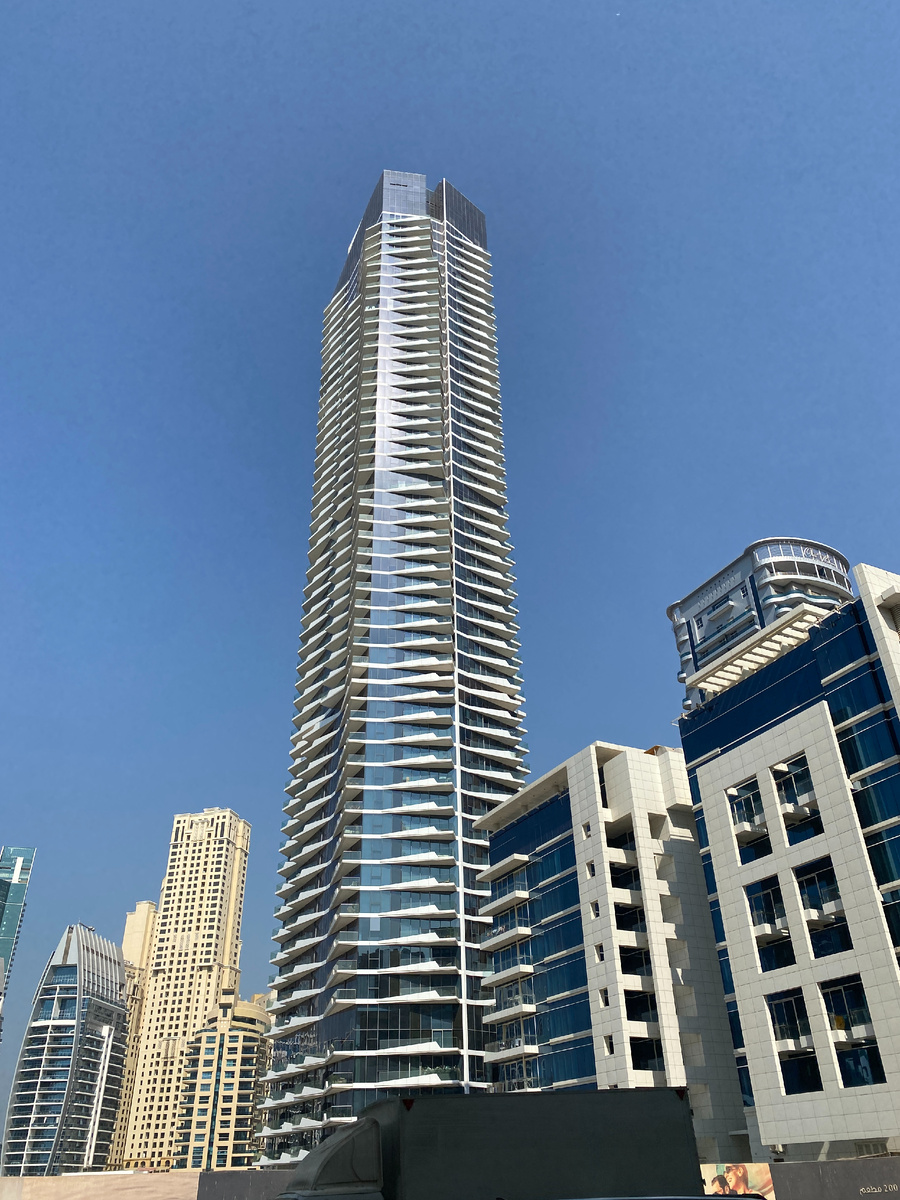 По дороге к станции метро DMCC