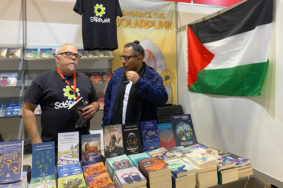 Палестинский флаг на стендах издательств стал символом левого протестного жеста против присутствия на ярмарке «фашистского» издательства и политики правительства. | Фото: Анна Цыба/Octagon.Media