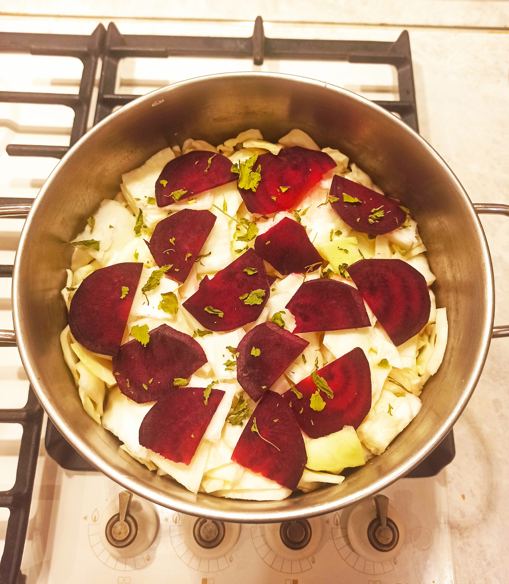 Капуста квашенная со свёклой, чесноком и сельдереем. Всё нарезано и готово к заливке. 