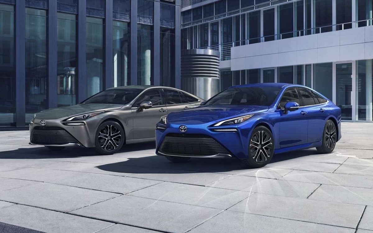    Водородный седан Toyota Mirai 2026 модельного года на дороге