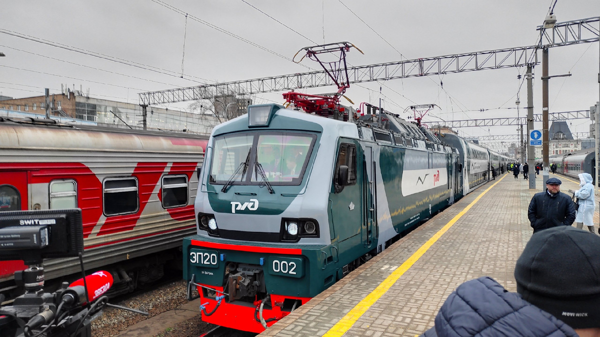 Электровоз ЭП20-002 с фирменным поездом "Буревестник" готовится к отправке в первый рейс. Автор фото: Сергей Репин