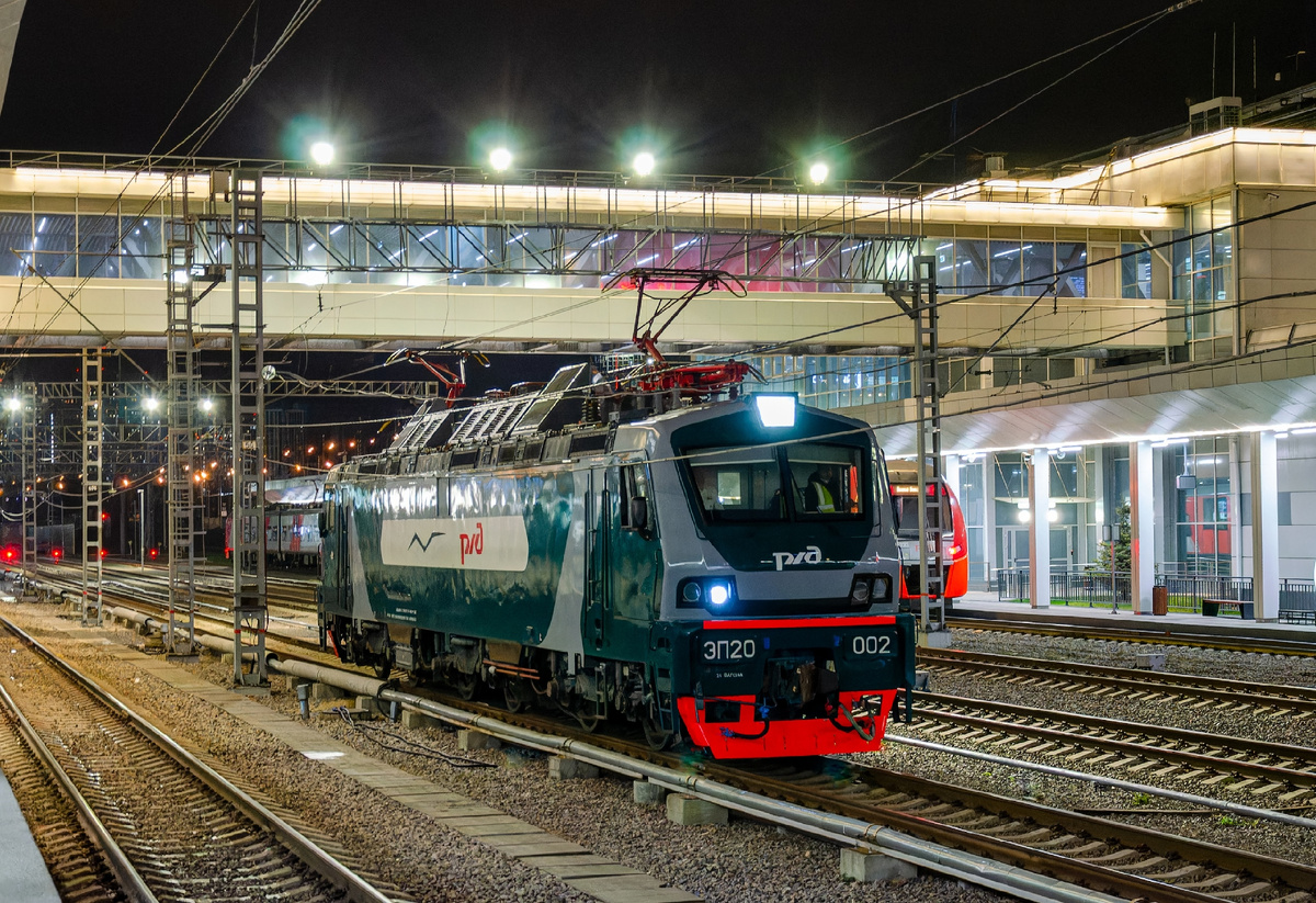 Электровоз ЭП20-002 на Восточном вокзале, г. Москва. Автор фото: Николай Назаров