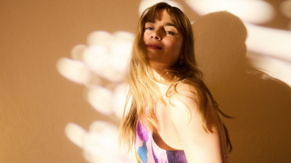 Чего ищет моё поколение в отношениях? Как мы хотим жить своей сексуальностью? И какую роль играет любовь к себе? Автор Свенья Напп, 33 года, проходит обучение на сексолога и семейного психотерапевта. В своей колонке «Беззастенчиво» она исследует мир любви, сексуальности и партнёрства с точки зрения своего поколения. На этот раз она пишет о влиянии церкви и его последствиях для сексуальной жизни © Carolin Windel / stern