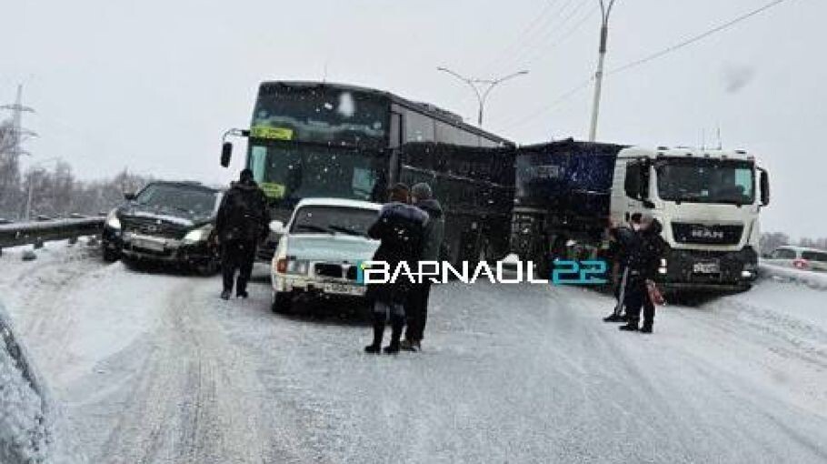 Рейсовый автобус попал в аварию на Барнаульском шоссе