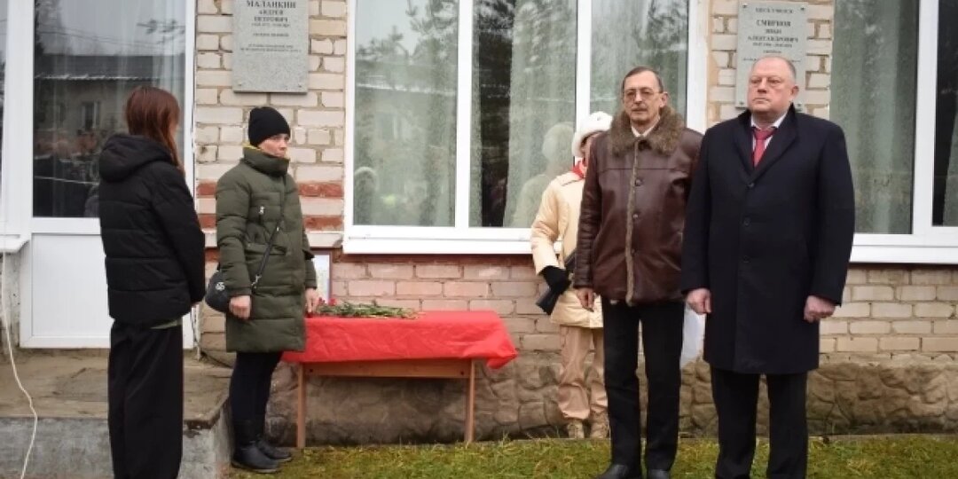 В память о погибшем на СВО жителе Оленино открыли мемориальную доску