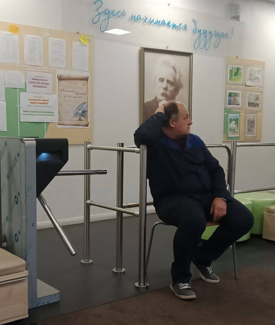 Охранник на входе в музыкальную школу им. Грига запрещает проходить детям в обход турникета. | Фото предоставлено мамой ученика