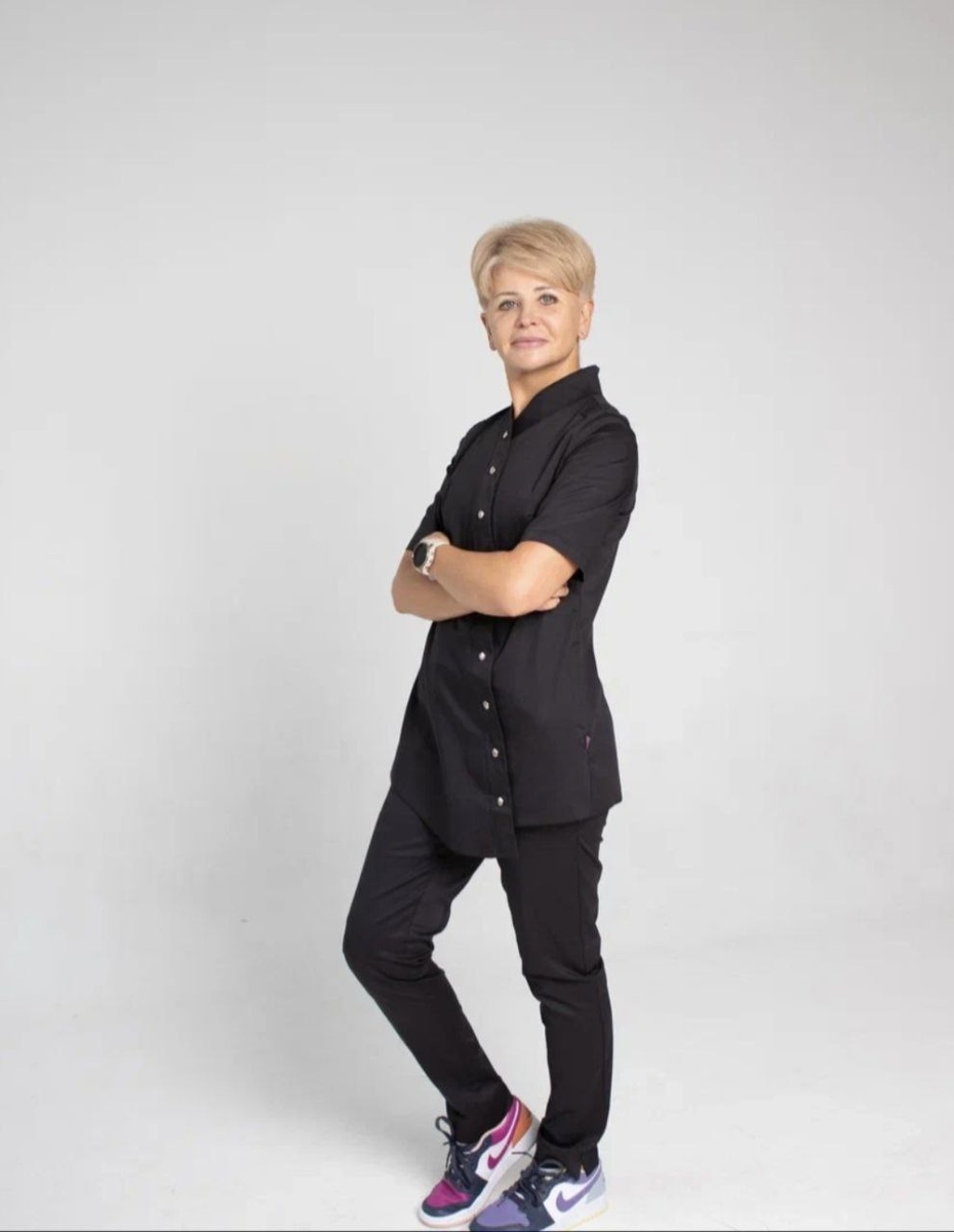 С детства нам говорили: Не сутулься, выпрямись, держи спину.
И мы стараемся... Но в попытке выровняться чаще всего создаём телу новые проблемы. 
