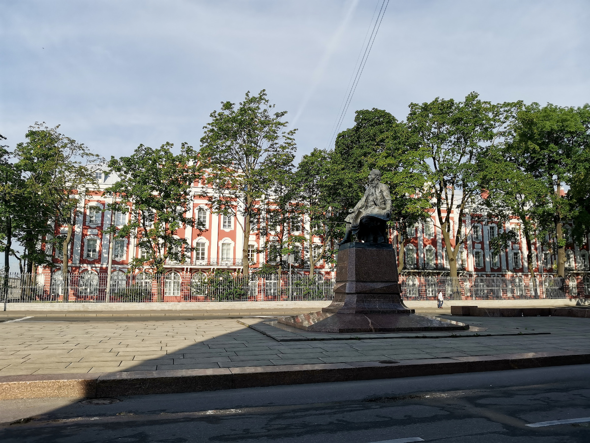 Памятник великому русскому ученому-энциклопедисту М. В. Ломоносову на Университетской набережной. Фото автора.