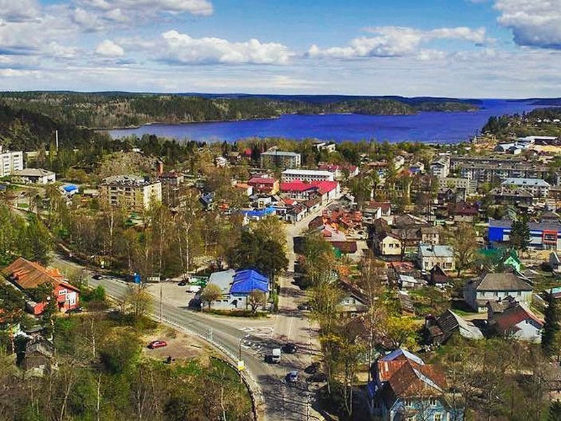 Фото с сайта https://stolicaonego.ru/news/tri-istoricheskih-zdanija-v-priladozhskom-gorode-lahdenpohja-v-karelii-poluchili-zony-ohrany/