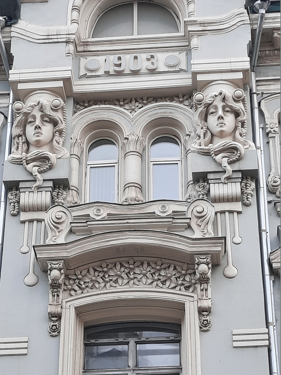 Богатая лепнина на фасаде дома (фото автора)
