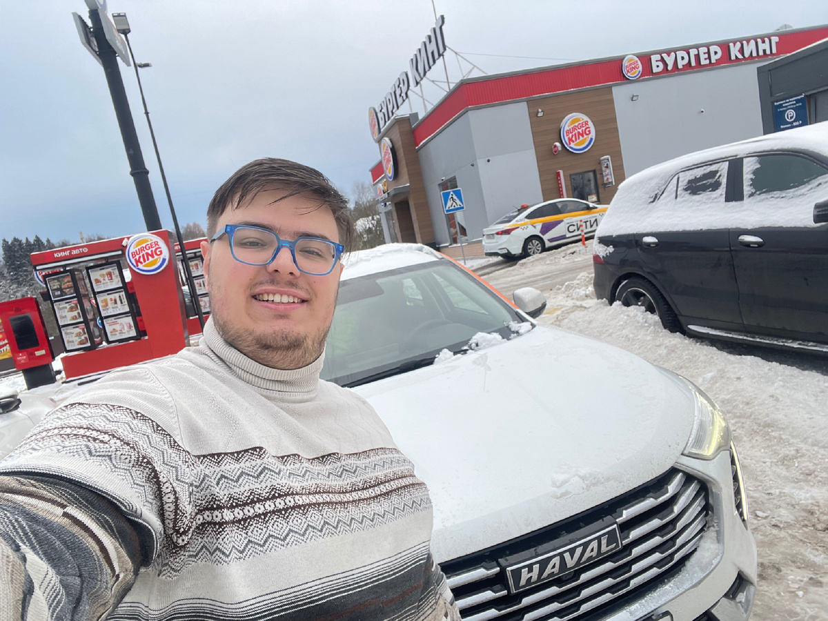 Например, этот Haval я брал, когда нужно было временно перевезти часть вещей из кладовки в сарай моего дяди. Уже на тот момент личного автомобиля не было. Фото: Михаил Лайф Влог