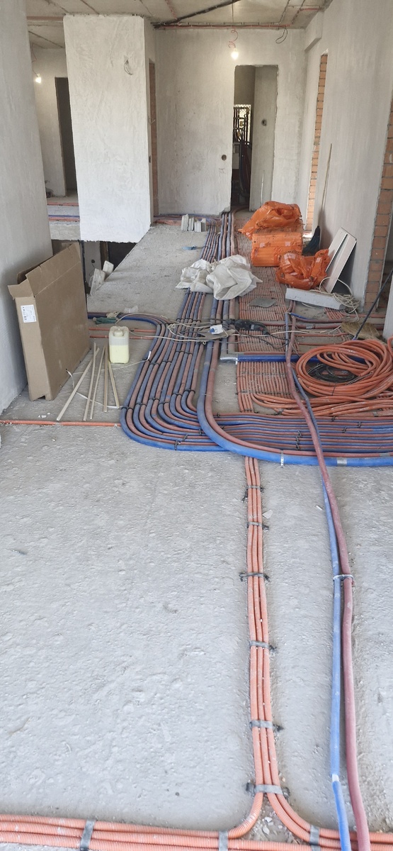 Неудобство состовляло то, что электрики раньше нас проложили свои кабеля