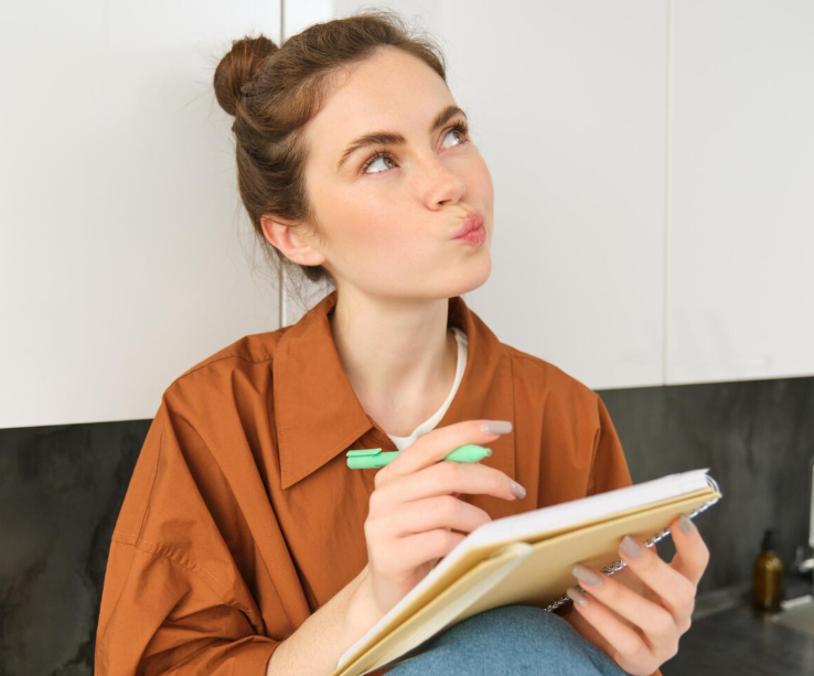 Источник изображения: freepik.com/free-photo/portrait-cute-young-woman-with-notebook-sitting-kitchen-writing-her-list-making_84693136.htm