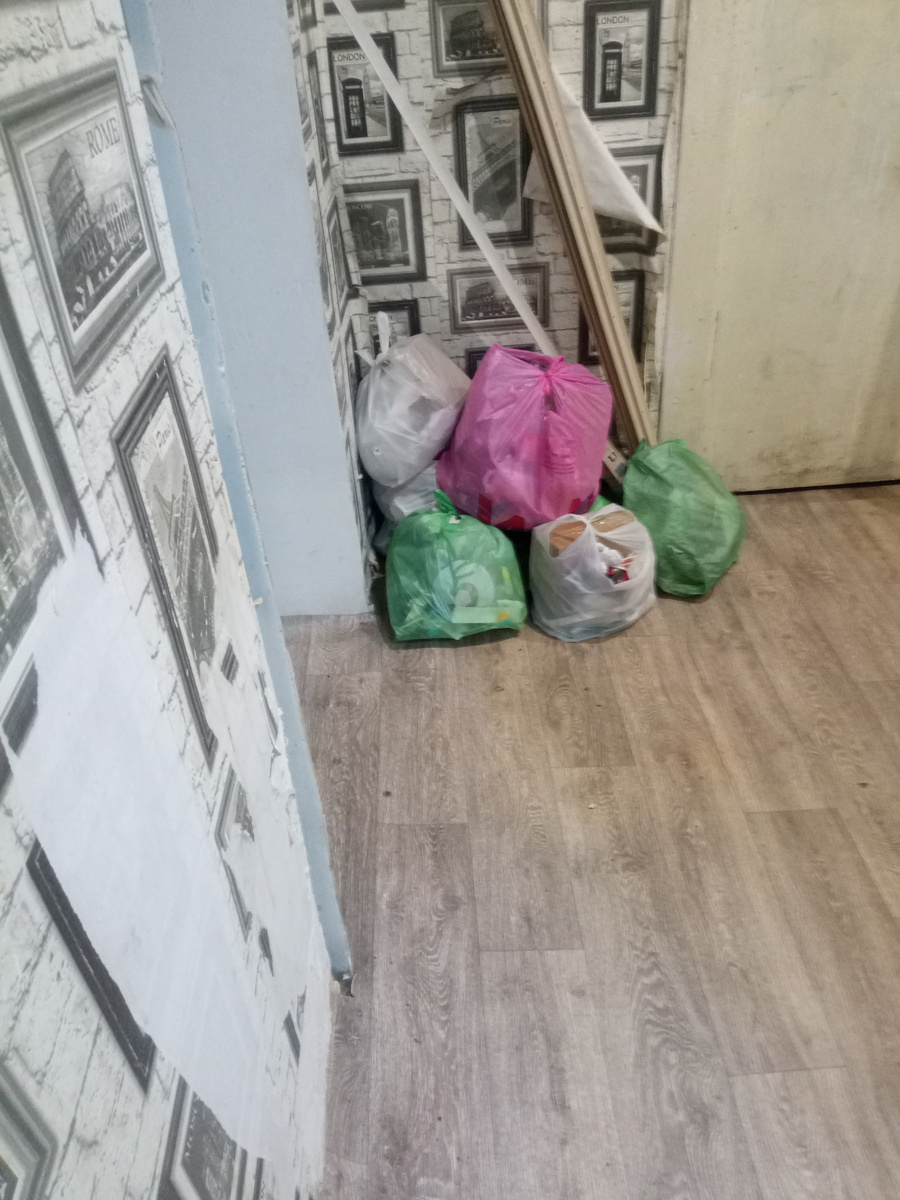 Вот столько мусора образовалось у ХС за двое суток. Я был на работе и вынести мусор некому.