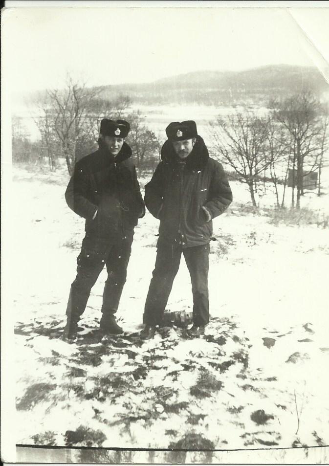 Мы с Юрой Гендовым на стоянке самолетов на аэродроме "Пристань". К сожалению, зимний пейзаж АС Леонидово тех времен найти не удалось.