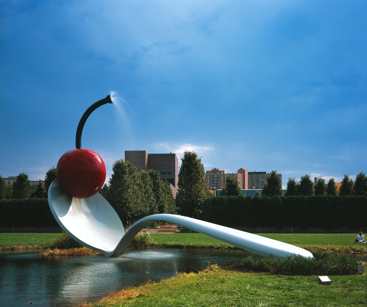 Клас Олденбург (Claes Oldenburg ) «Ложка-мост и вишня» © Artifex.ru