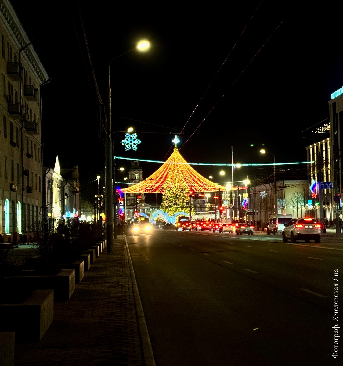 Нашу елочку видно издалека