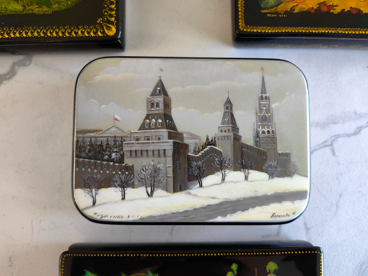 Шкатулка Федоскино 2010 г., автор росписи Борисова 