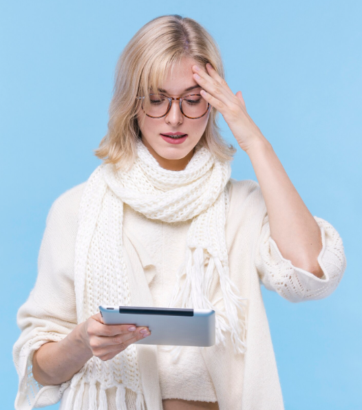 Источник изображения: freepik.com/free-photo/front-view-blonde-woman-holding-tablet_5614240.htm