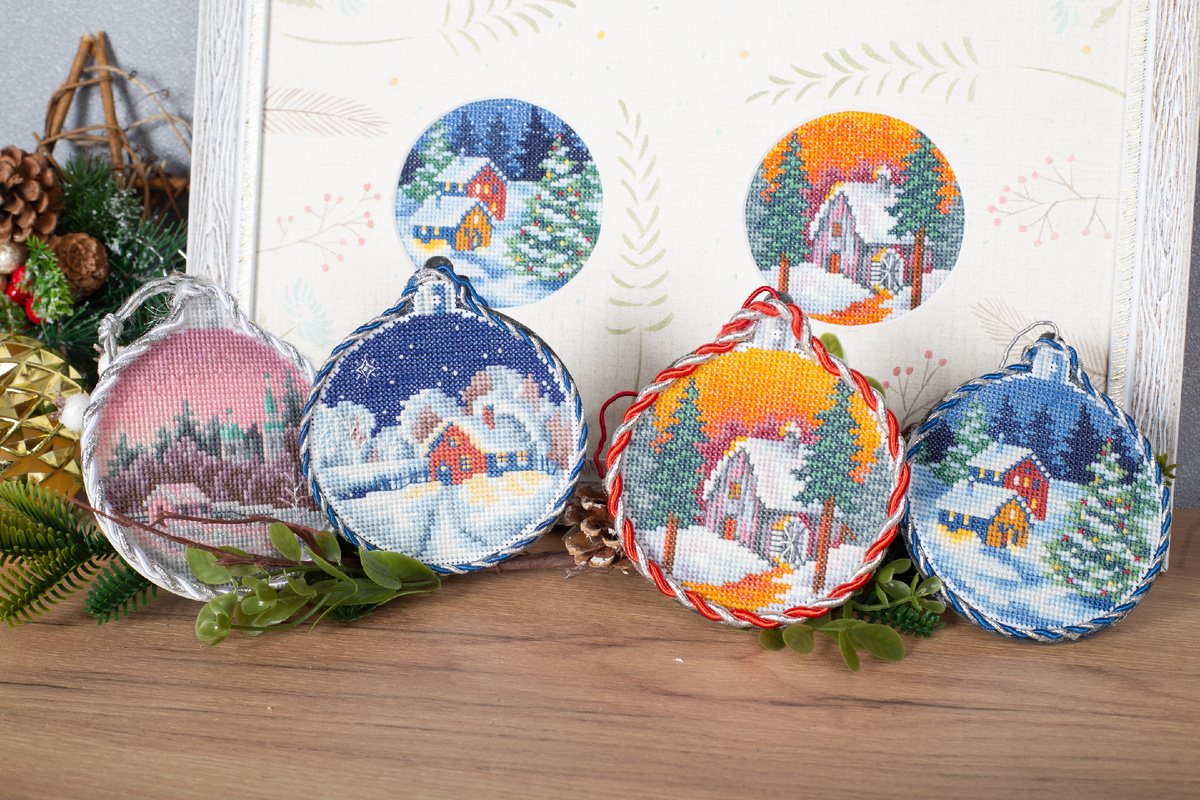 4 новогодних шарика от Бася-Арт. Доступны на пластиковой и обычной канве