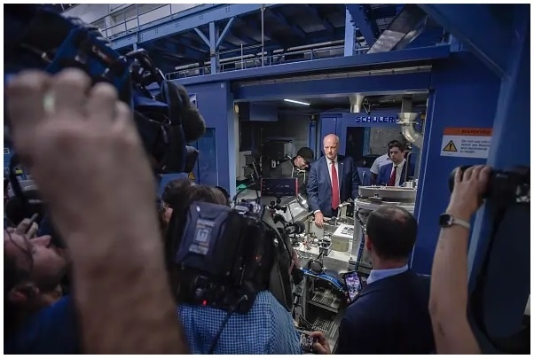 12.11.2025 г., Филадельфия. Казначей США Брэндон Бич отчеканивает последний цент (Фото: Мэтью Хэтчер/ Getty Images)