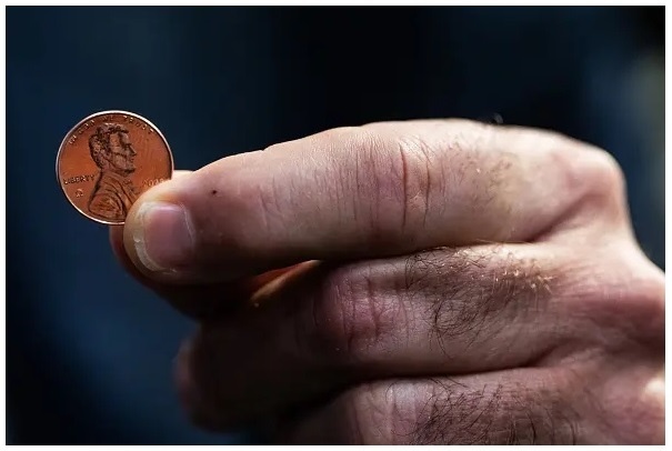 12.11.2025 г., Филадельфия. Казначей США Брэндон Бич представляет последний цент, отчеканенный на Монетном дворе США в Филадельфии (Фото: Деметриус Фримен/ The Washington Post via Getty Images)