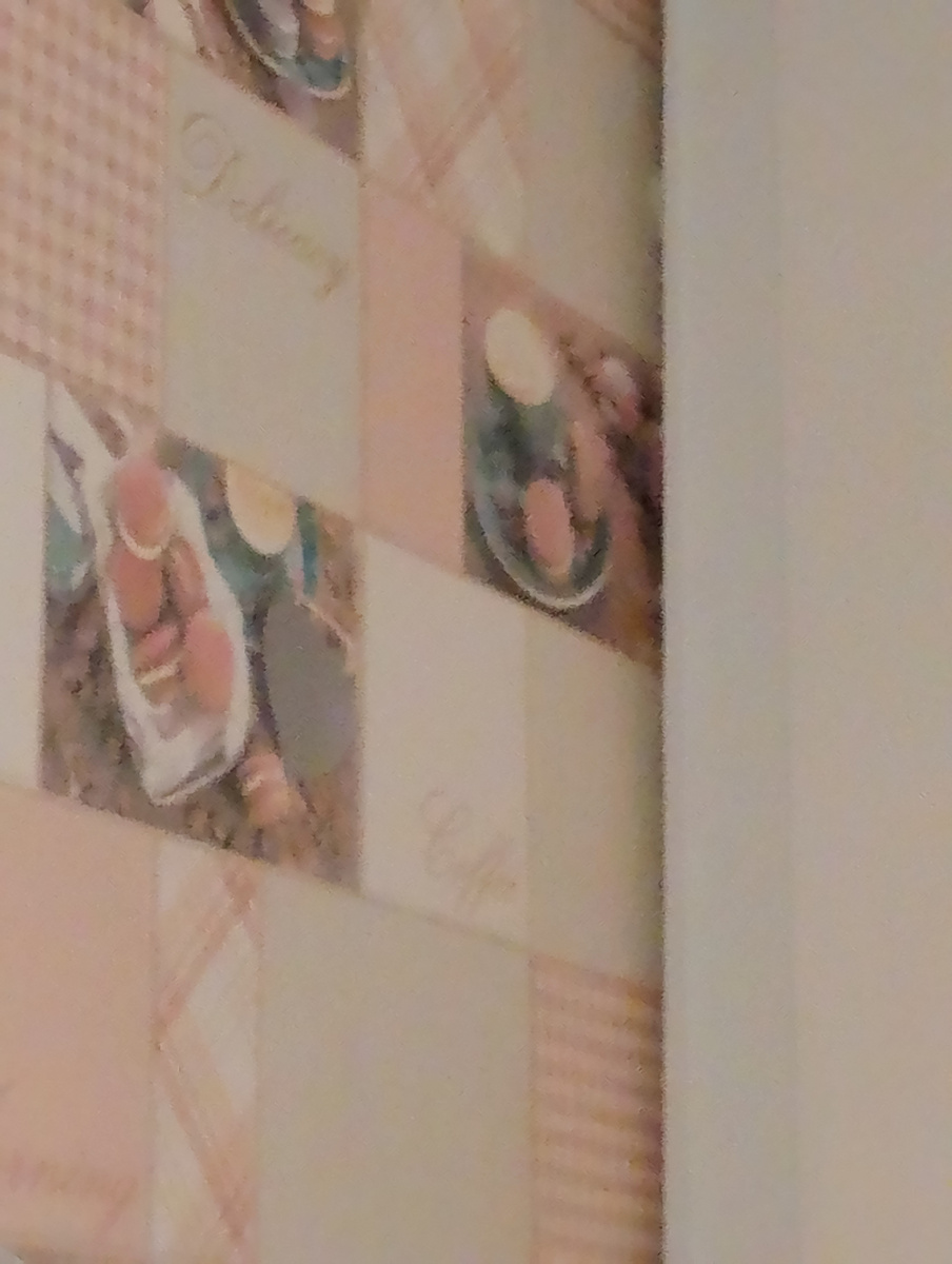 У меня совершенно не праздничное настроение. Поэтому вместо наряженной ёлочки выкладываю фото очередного плохо приклеенного уголка и своих кривых стен. Проблемы, с которой я не знаю, что делать. 