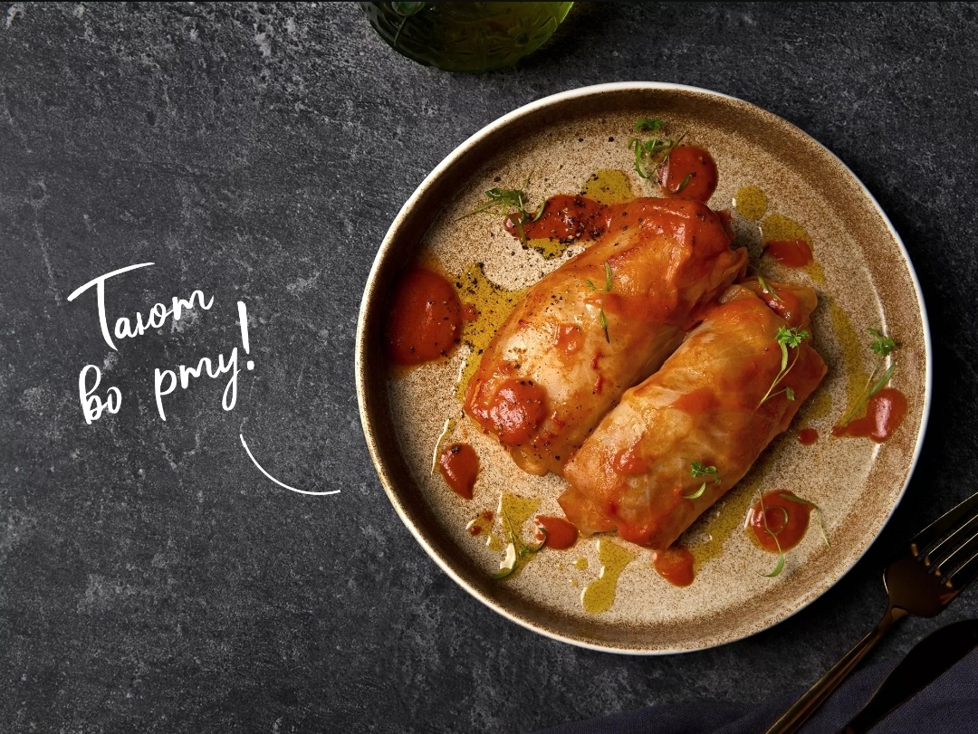 Отсутствие мяса не мешает этим голубцам быть сытными: все дело в начинке. Помимо традиционной зажарки из лука и моркови для нее понадобится рис, грибы и бобы. Можно взять фасоль, как в рецепте, а можно добавить чечевицу или нут. Бобы подойдут как отварные, так и консервированные. Чтобы поддержать веганский настрой блюда, потушите заготовки в соусе из томатной пасты и кокосового молока.

Калории 83,2кКал
Белки 2,58грамм
Жиры 3,67грамм
Углеводы 10,8грамм
Пищевая ценность на 100 г. Калорийность рассчитана для сырых продуктов.

Будет готово через
1 час 20 минут
Время на кухне
50 минут
Учитывайте, что время готовки может меняться из-за особенностей вашей техники.

Кухня
 Русская
Распространенный аллерген

Злаки, содержащие глютен, Сельдерей, Соя
Убедитесь, что у вас нет индивидуальной непереносимости других ингредиентов.