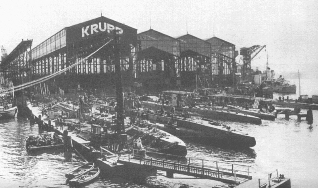 Немецкие подводные лодки типа U-81 на достройке, весна 1916 года