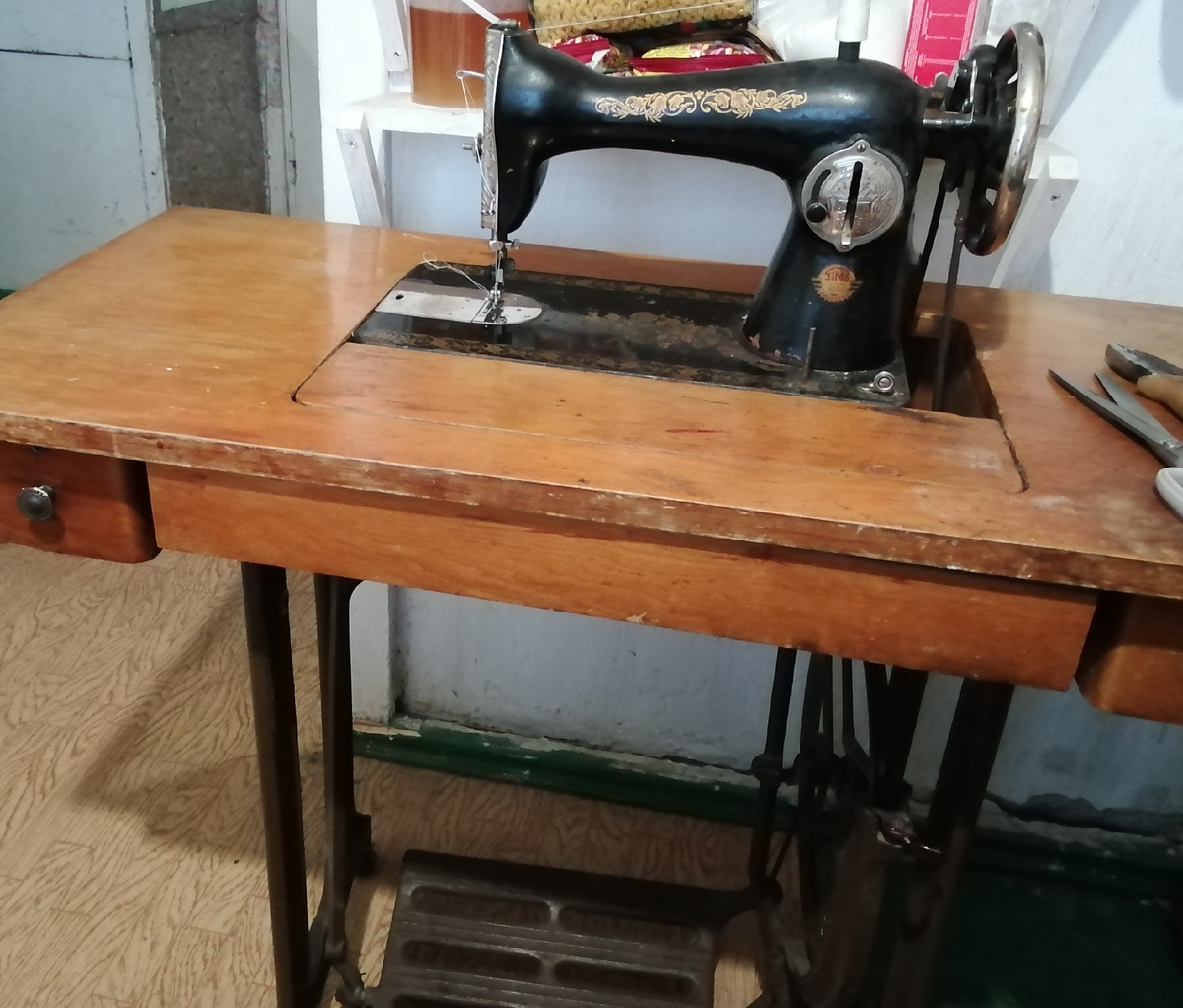 Машинку притащили на кухню, чтобы мои "опыты по восстановлению" с комментариями🙊 не слышали соседи! 🤦‍♀️🙉🤭