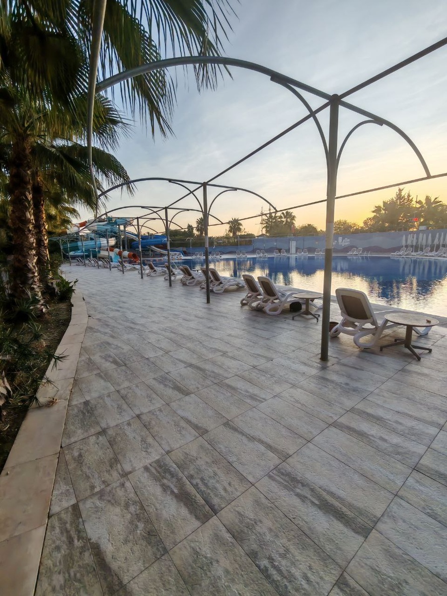 Вот бы полежать, но нет.