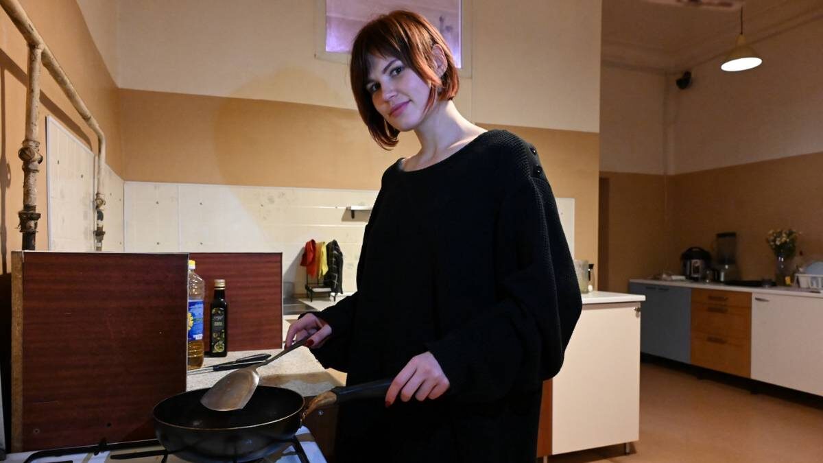    Жительница коммуналки у станции метро «Маяковская» Мария Иванова уверена, что жизнь с соседями веселее и интереснее, чем в одиночестве в отдельной квартире / Фото: Мария Хапцова / Вечерняя Москва