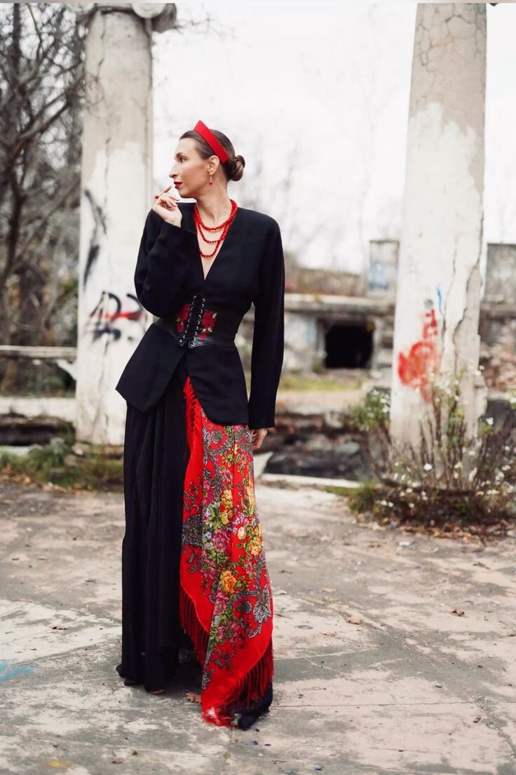 Павловопосадский платок в современной стилизации.