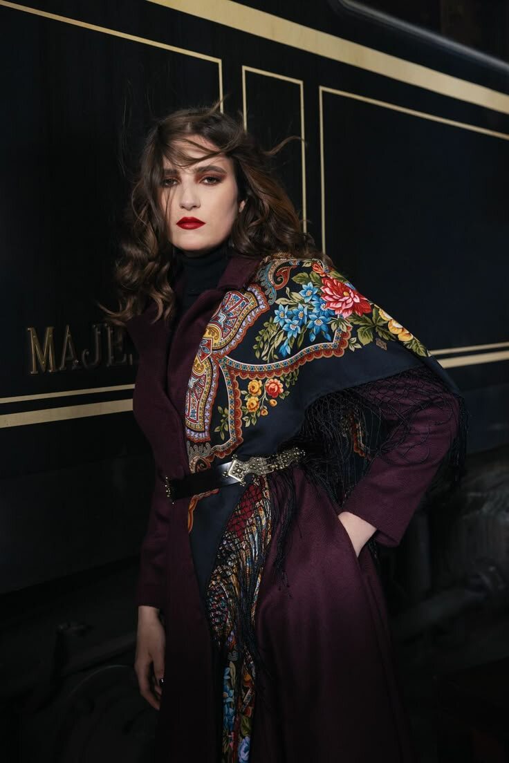 Павловопосадский платок с современным костюмом.