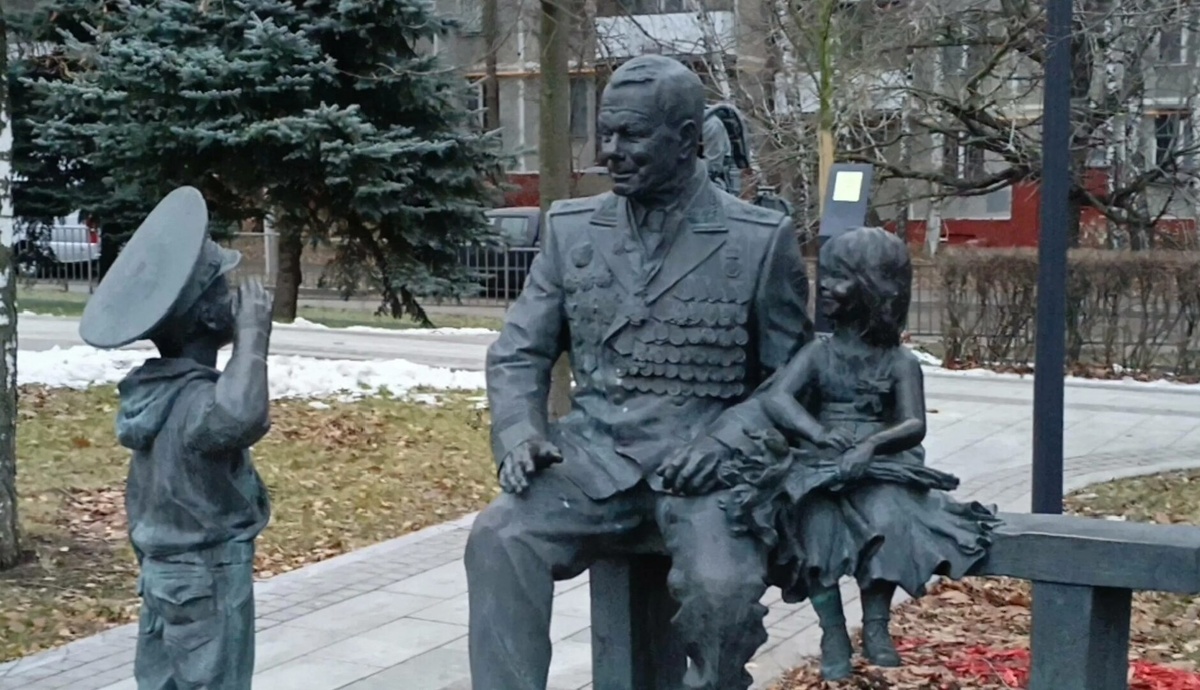 Из открытых источников в интернете. Сквер в Москве с памятником ветеранам МЧС.