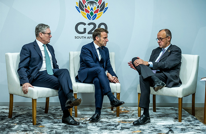    Премьер-министр Великобритании Кир Стармер, президент Франции Эммануэль Макрон и канцлер Германии Фридрих Мерц (слева направо).Michael Kappeler/dpa/picture-alliance/TASS