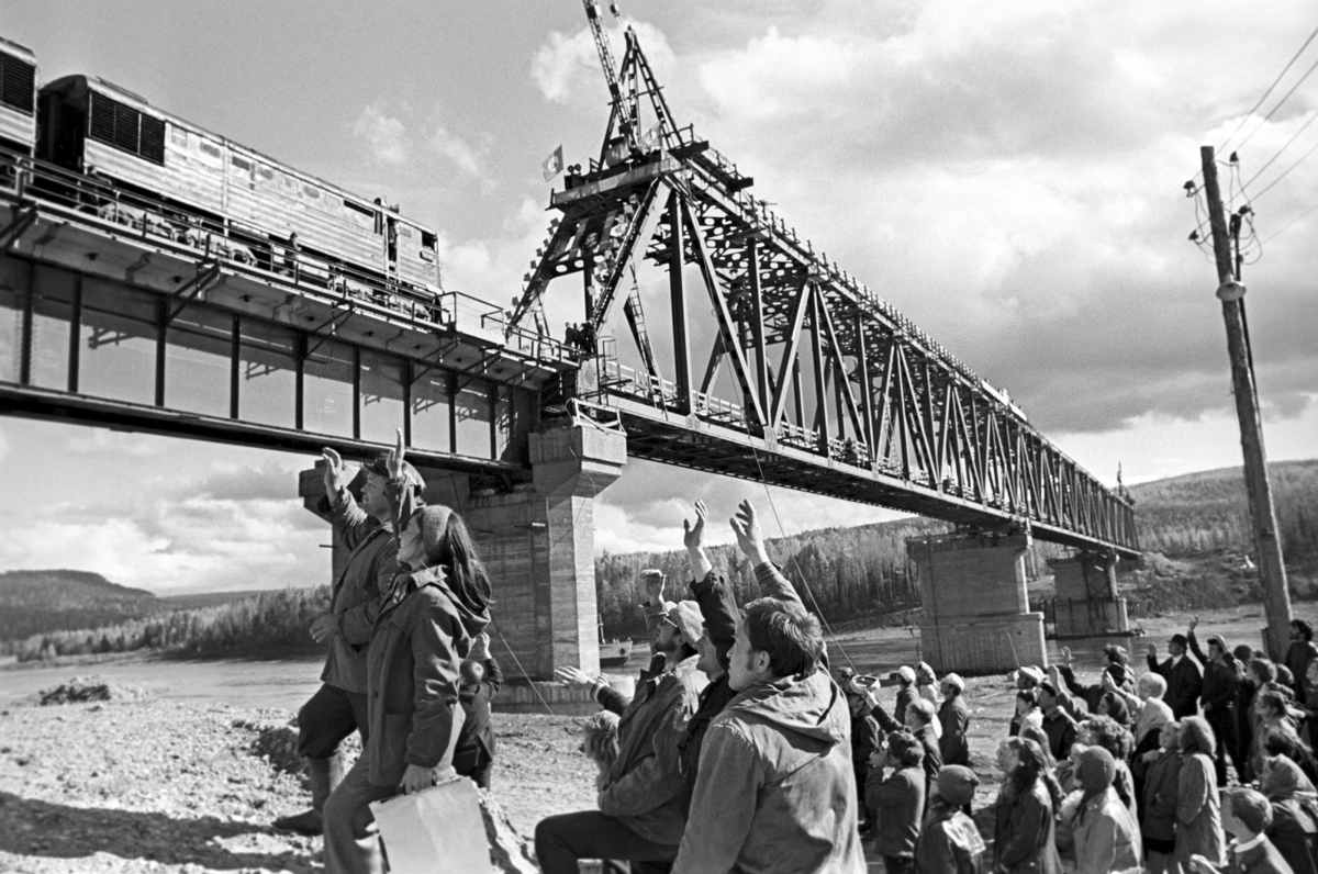 Усть-Кут стал базой, отправной точкой прокладки магистрали. Имя этого города было у всех на устах, слоган "БАМ - от Усть-Кута до Комсомольска-на-Амуре" был знаком каждому школьнику

© Фотохроника ТАСС / Эдгар Брюханенко