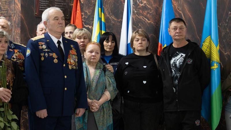    Семьи погибших бойцов и преподавательский состав собрались на открытии доски памяти Фото: Валерия Алтухова / / ИА «Победа26»