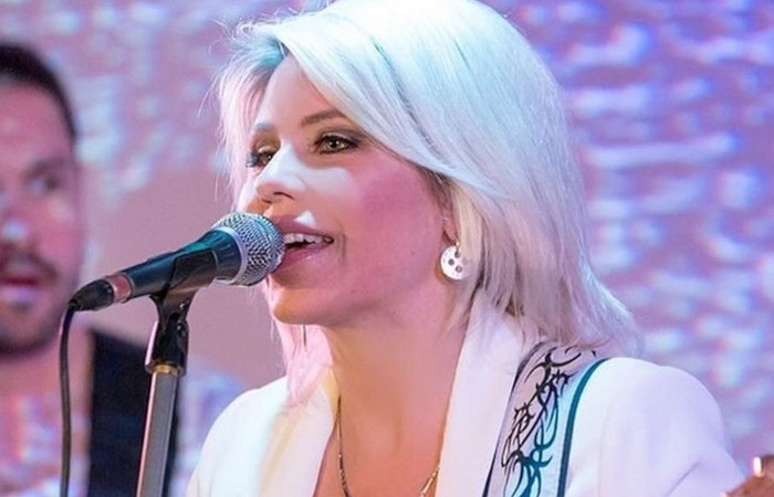 Настя Макаревич продолжает давать концерты.