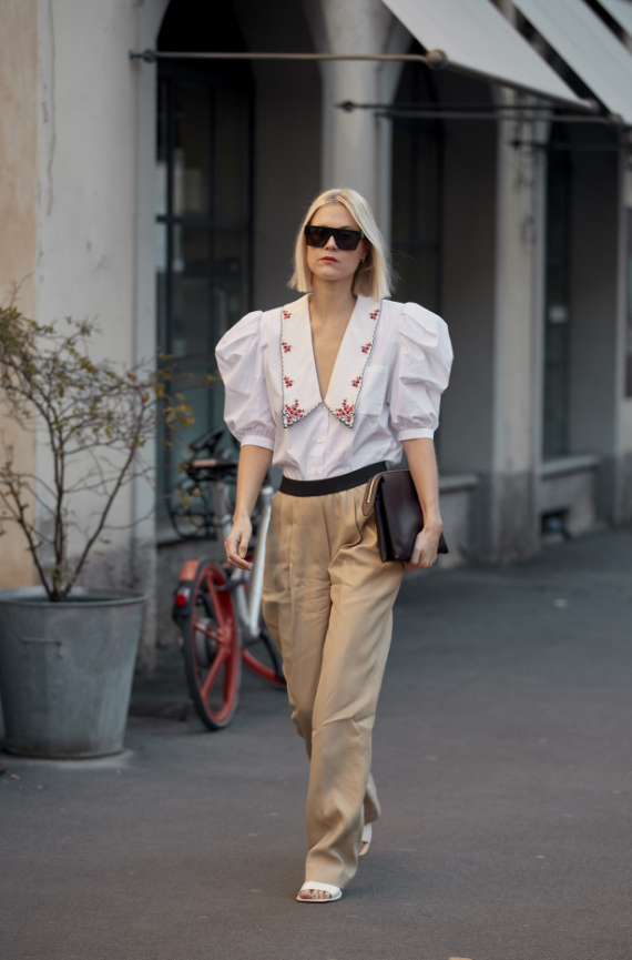 Тренды — relaxed-крой, высокие посадки и мягкие ткани, позволяющие дышать свободно на встречах и в транспорте