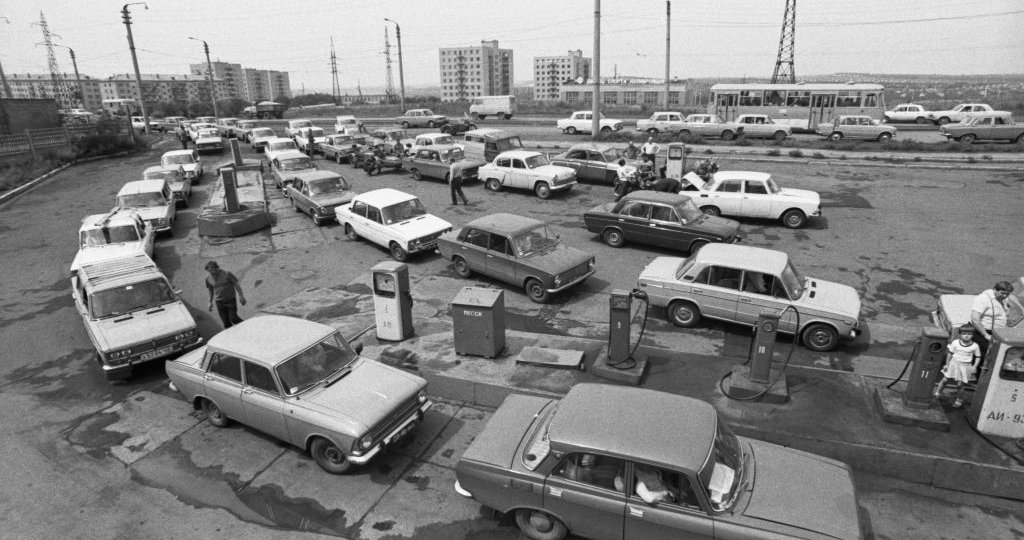🚗 Почему в СССР боролись с личными автомобилями: От «народного» ЗАЗа до запретов на парковку