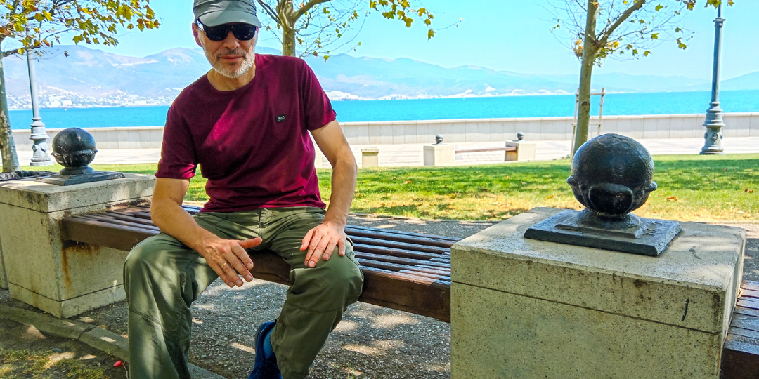 Муж рано утром приехал на дачу, подкрался к беседке и подслушал разговор жены с подругами. Услышал, что хотел