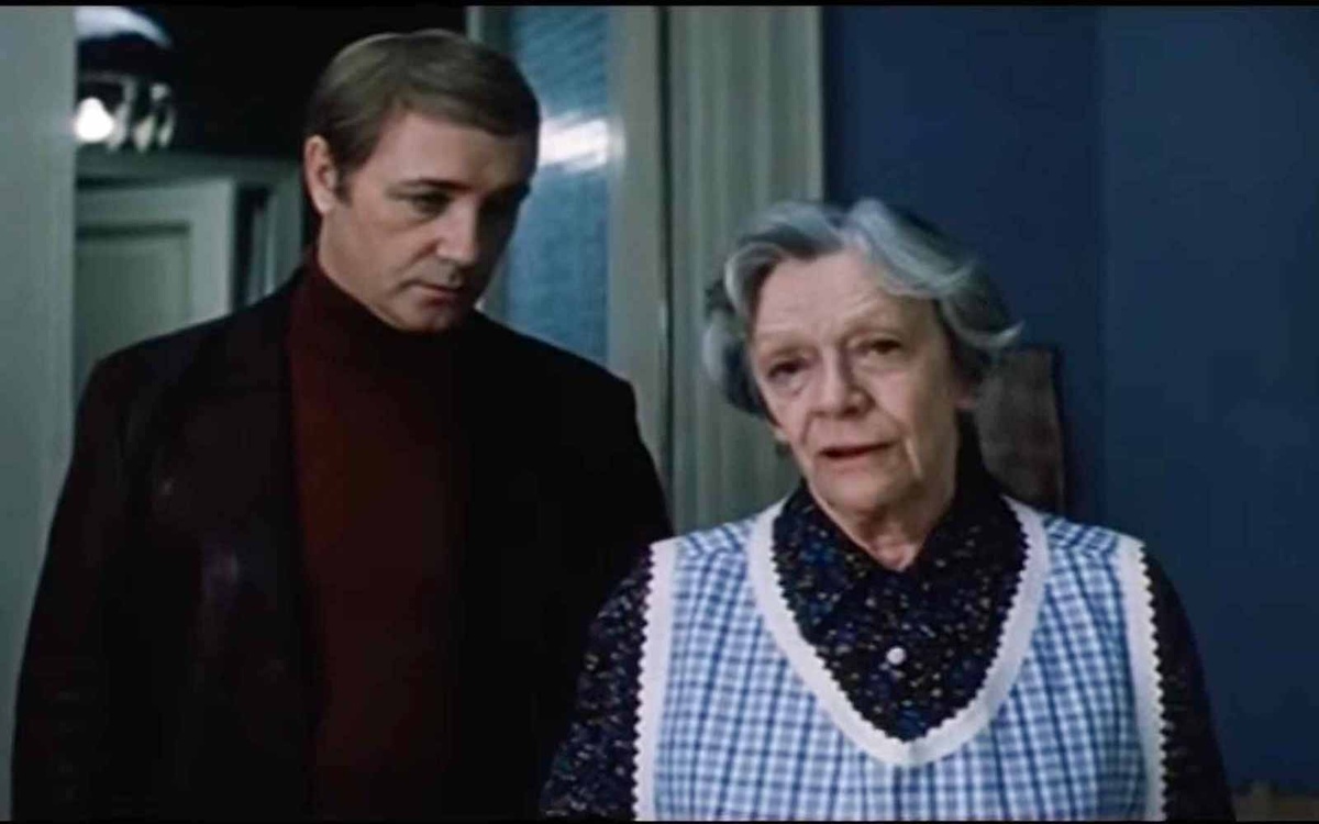 Кадр из фильма "Не было печали". Леонид Куравлёв в роли Вадима Петровича Потапова и Татьяна Пельтцер в роли Юлии Дмитриевны