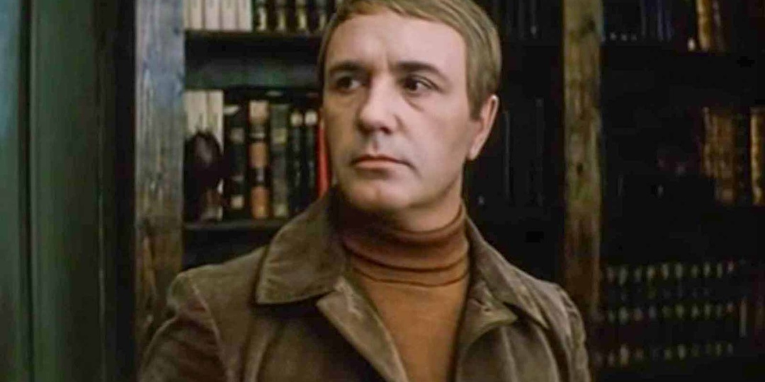 Доктор Потапов угостил девушку мороженым, в результате на свет появилась Сашенька. Фильм "Не было печали"