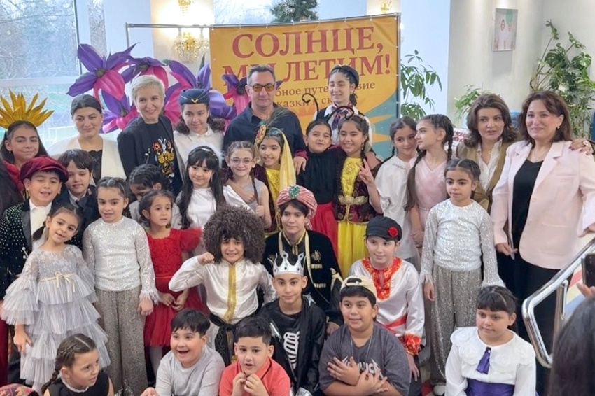    Участники спектакля и его создатели. / Центр "ДОСТЛУГ-ДРУЖБА"